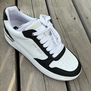 Nine West Calpha Laceup Sneakers (Women’s Sz 9.5)